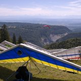 Des parapentes, des ailes-delta, deltaplane, volent dans le ciel lors des championnats suisse de deltaplane. (Image d'illustration)